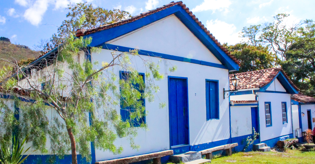 Casas histórica e árvores, na Vila do Biribiri - Diamantina/MG