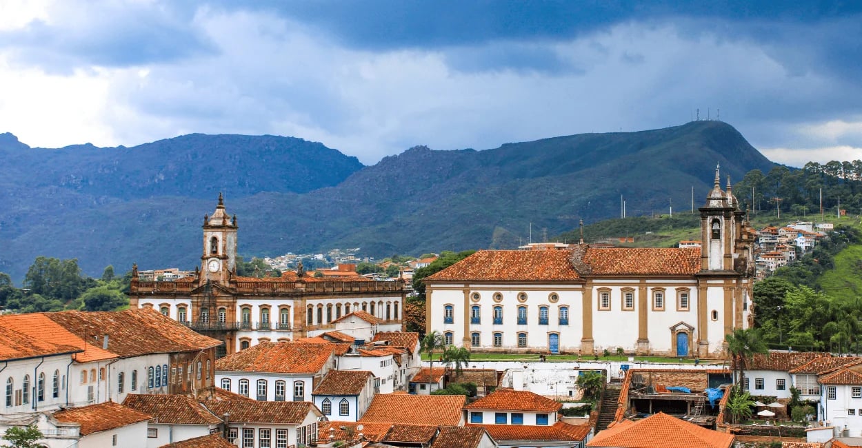 Casario histórico e igrejas coloniais em Ouro Preto, Minas Gerais, com montanhas ao fundo