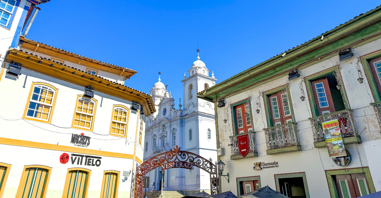 Casas historicas, igreja matriz ao fundo e o letreiro da vesperata em Diamantina MG