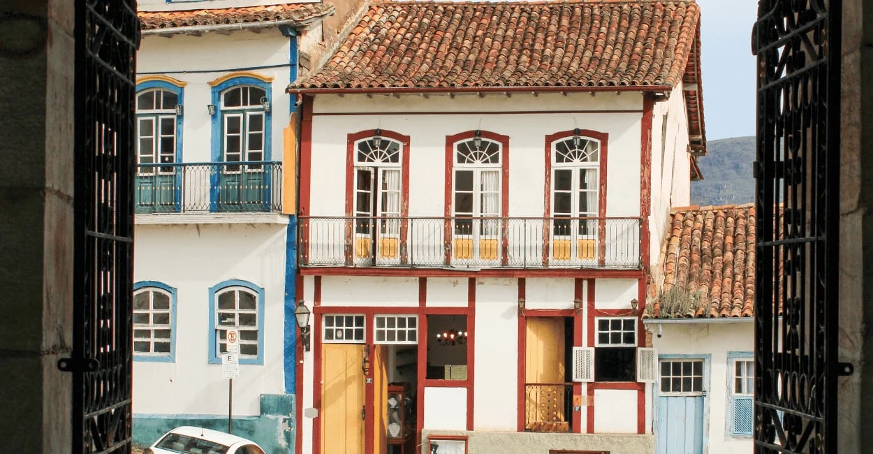 Casario histórico com sacadas, janelas coloridas e telhados coloniais em Ouro Preto