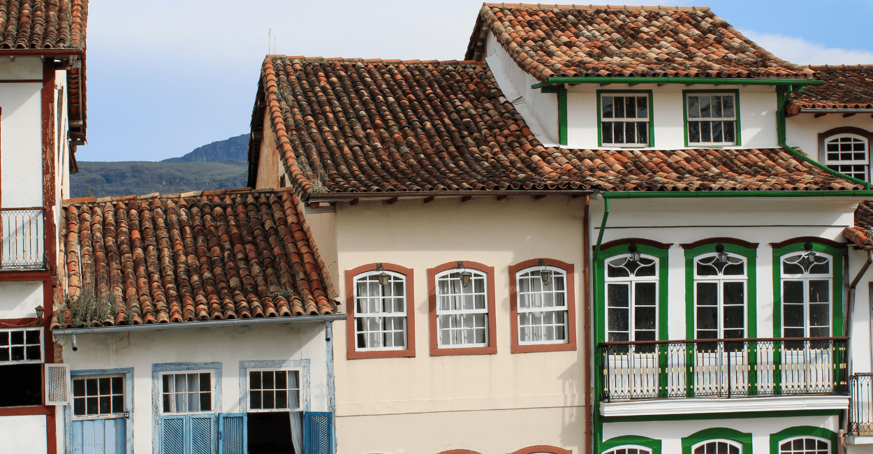 Casas históricas do periodo colonial, com cores distintas em Ouro Preto MG