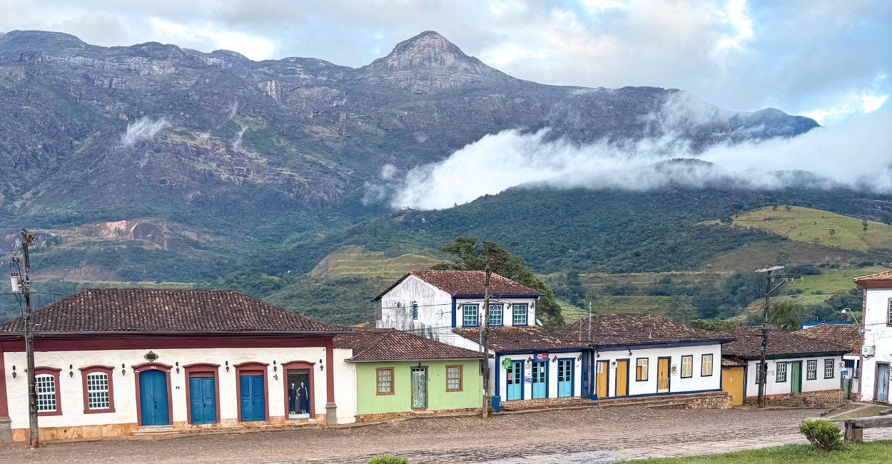 Casas históricas do perido colonial, aos pés da Serra do Caraça, com ela ao fundo