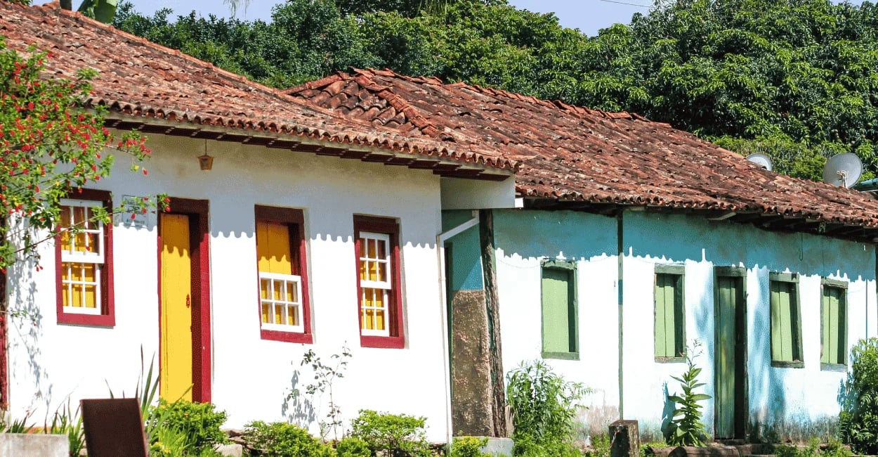 Casas históricas com cores brancas e verde, no distrito de Chapada em Ouro Preto, MG