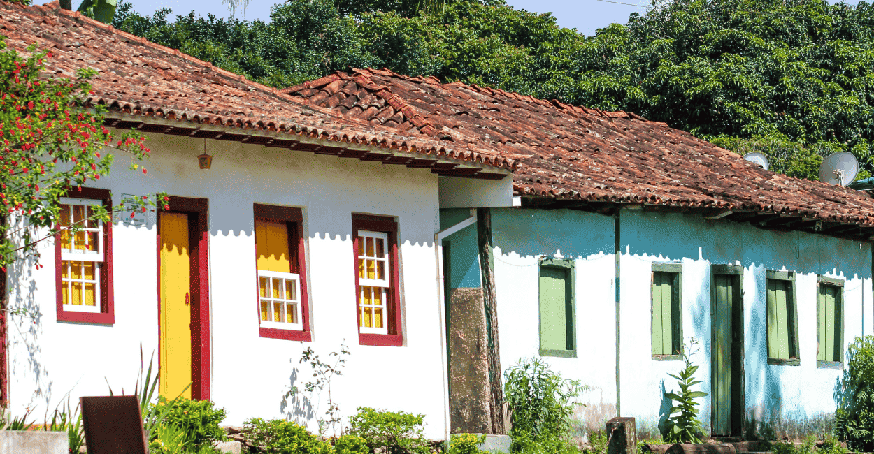 Casas históricas com cores brancas e verde, no distrito de Chapada em Ouro Preto, MG