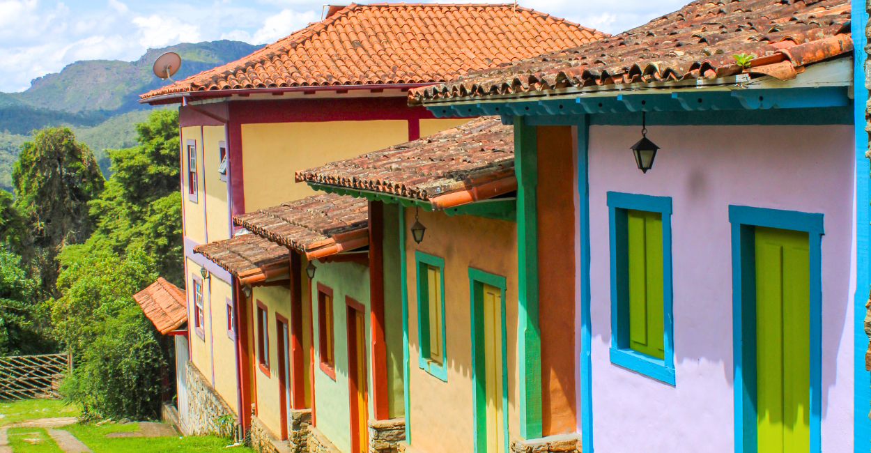 Casas coloridas e históricas no centro turistico de Lavras Novas, distrito de Ouro Preto MG