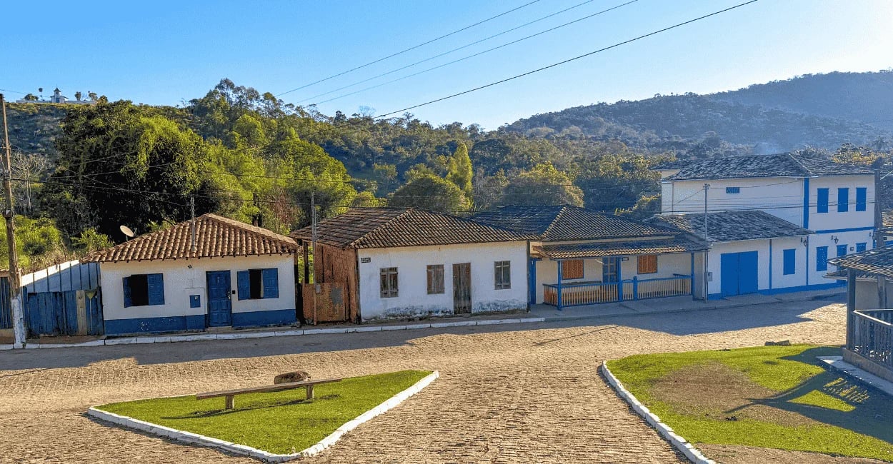 Centro histórico de Santo Antônio do Norte, Tapera, com casarões antigos, rua de pedra