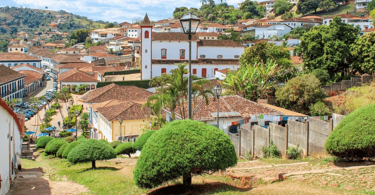 Centro histórico de Serro, Minas Gerais, com casario colonial, igreja e ladeiras antigas