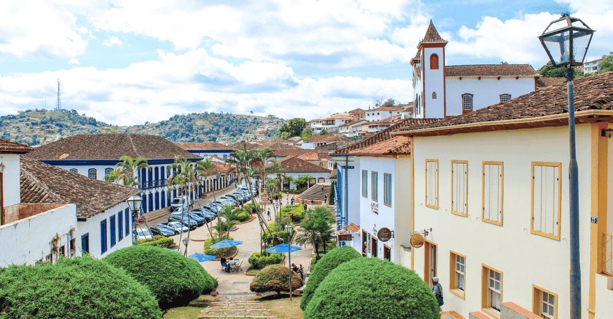 Centro histórico do Serro em Minas Gerais com casario colonial, praça arborizada e igreja