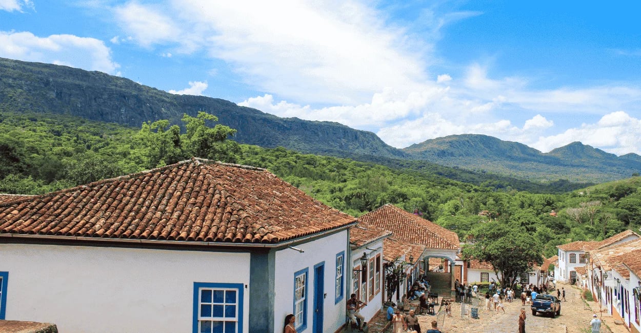 Casarões coloniais e rua de pedra com a Serra de São José ao fundo em Tiradentes