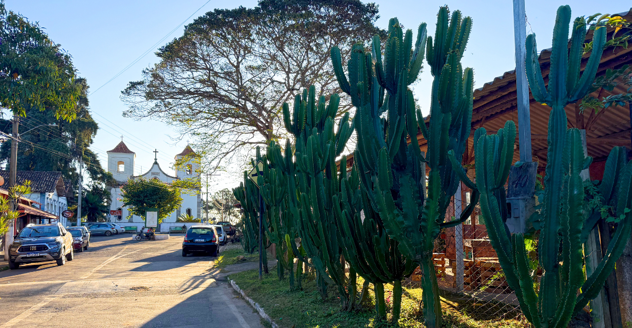 centro histórico e turistico de Acurui, com uma igreja historica ao fundo e vegetação nativa