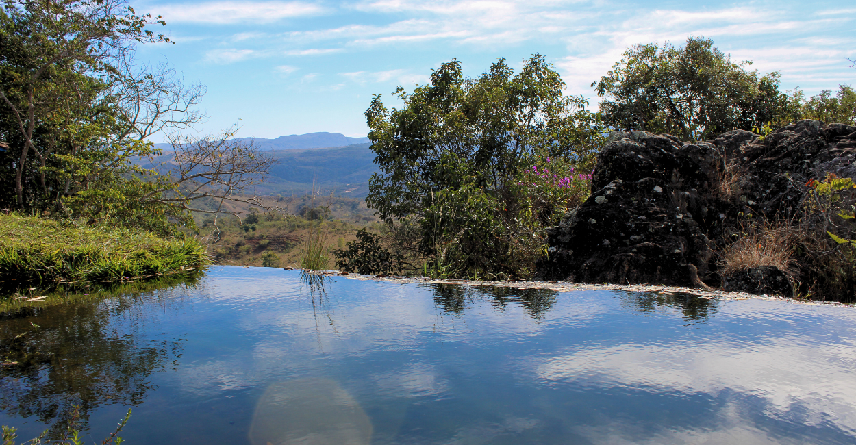 Cachoeira natural com borda infinita, com vista para a natureza em São Gonçalo do Rio das Pedras