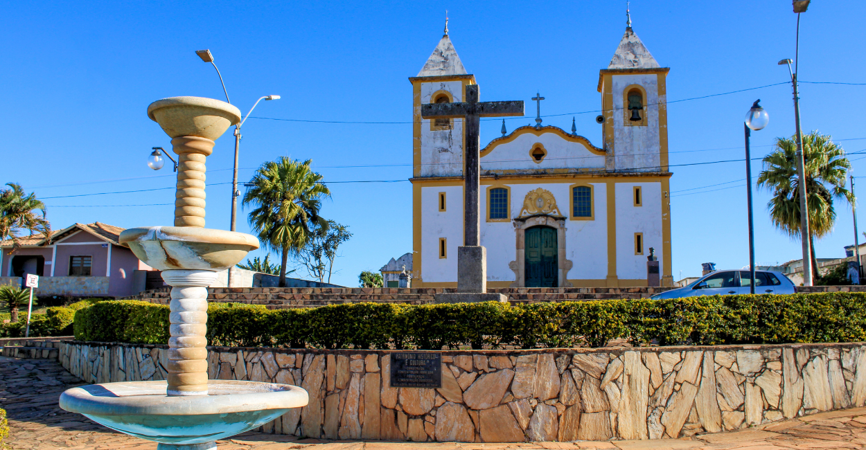 Chafariz em frente a Igreja Matriz de Queluzito, cidade histórica e turistica de Minas Gerais