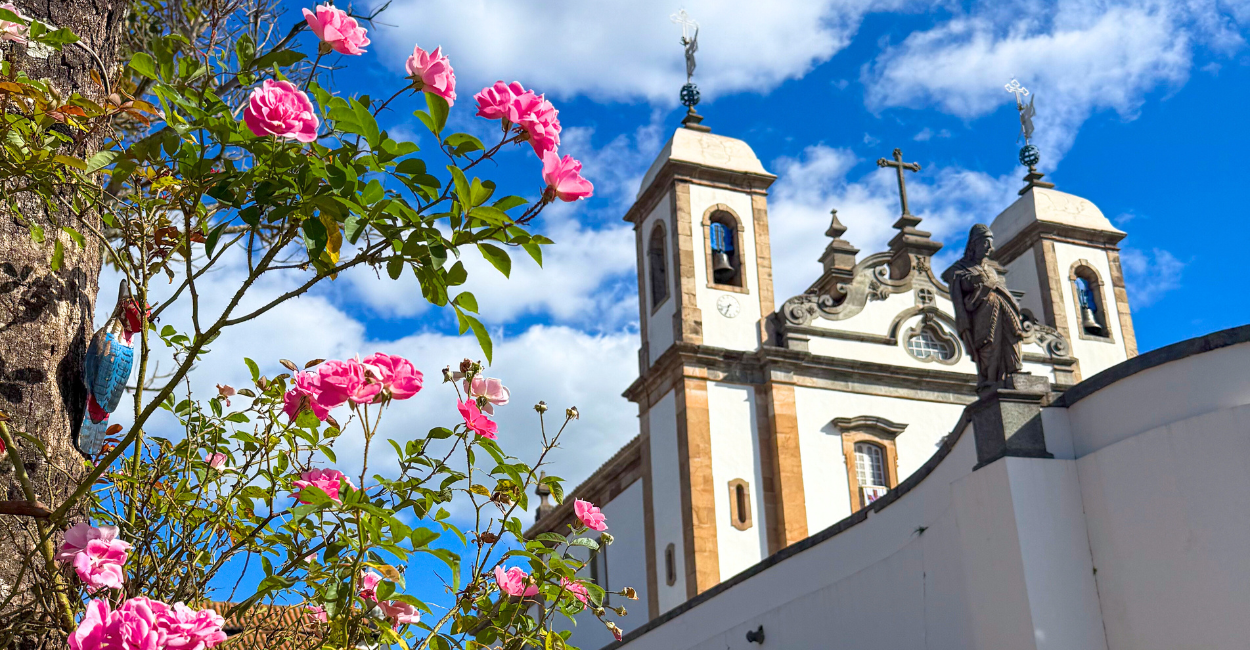 Flores e a Igreja Matriz no centro historico de Congonhas, cidade turisticas e historica de MG