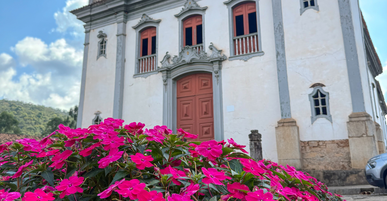 Cidade historica de Santa Barbara, com flores e uma Igreja Historica no fundo, Ponto turistico em MG