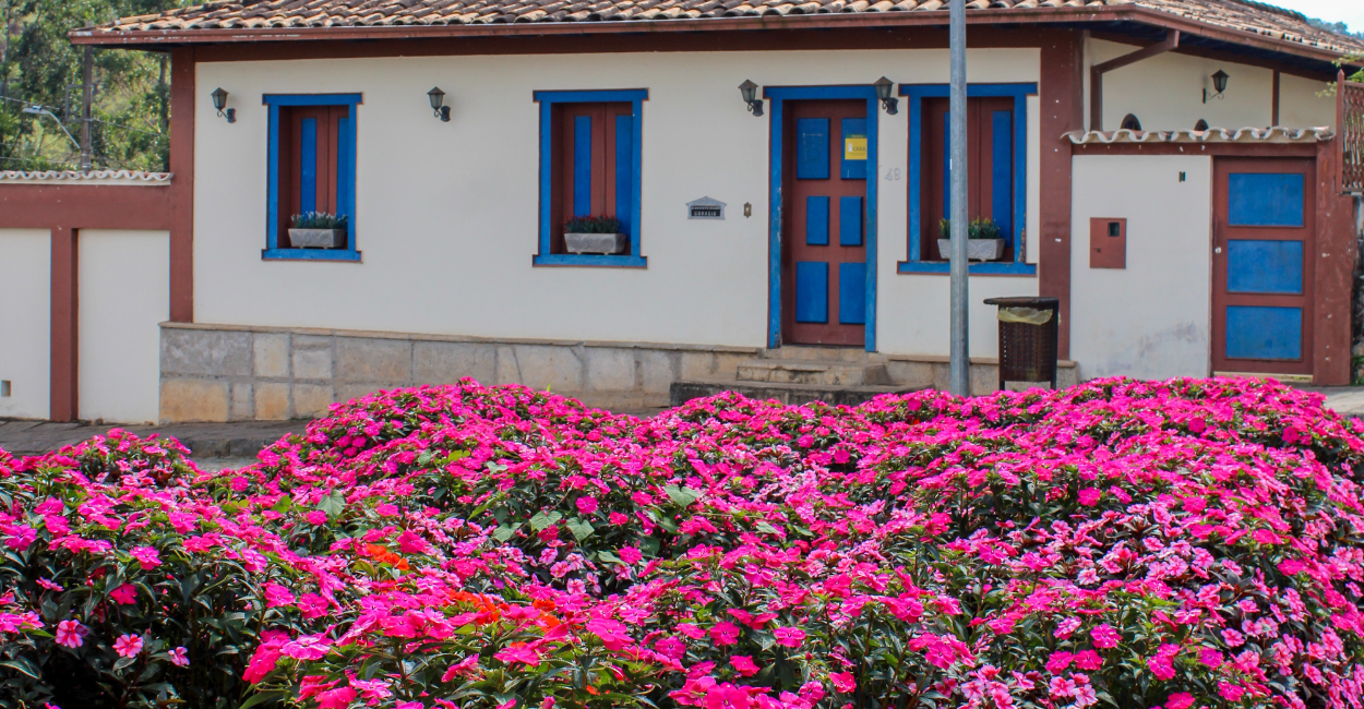 Jardim e uma casa historica em Santa Barbara, cidade historica e turistica de Minas Gerais