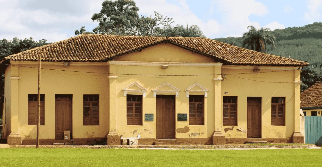 Construção antiga em Brumal MG no Largo de Santo Amaro, com fachada amarela e telhado colonial