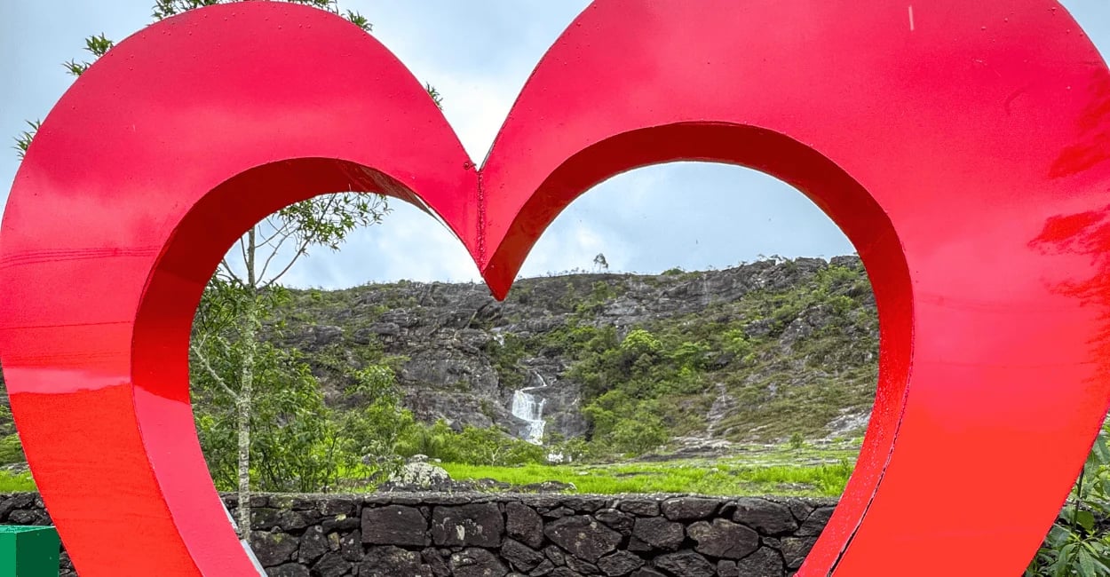 Coração vermelho emoldurando cachoeira na Serra de São José, em Santa Cruz de Minas