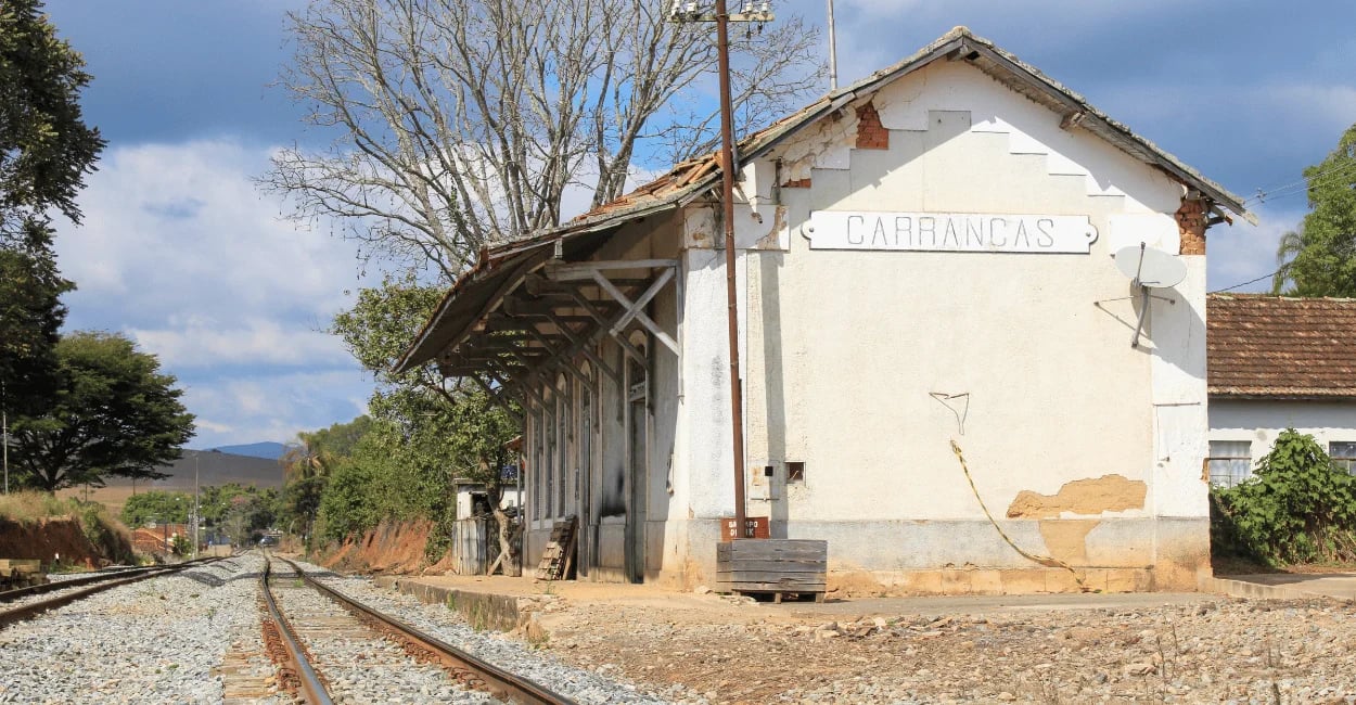 Antiga estação ferroviária de Carrancas, em Minas Gerais, com trilhos preservados ao lado do prédio