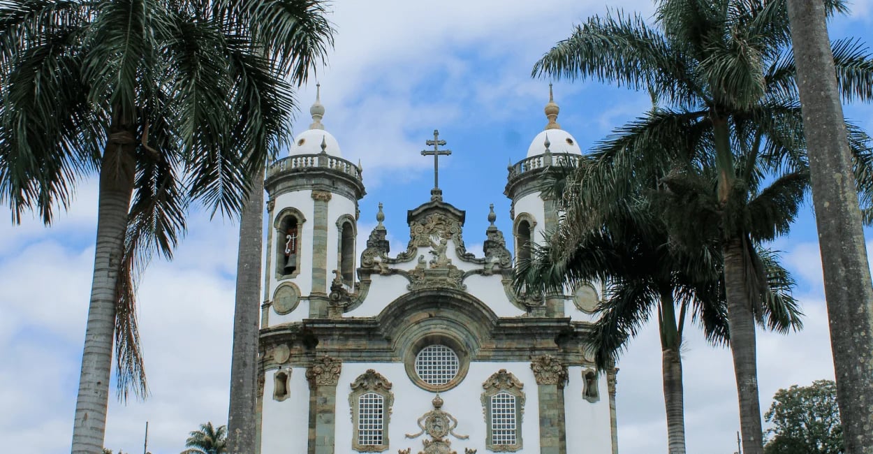 Igreja São Francisco de Assis em São João del-Rei com fachada colonial e palmeiras ao redor