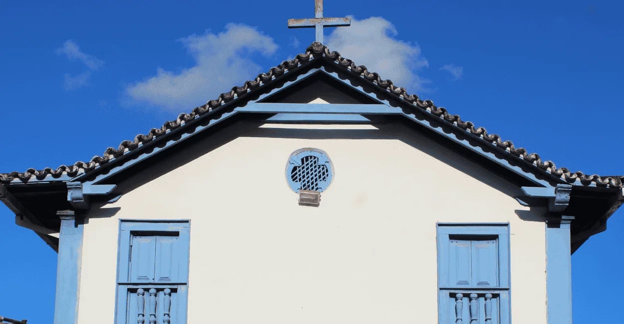 Fachada da capela do Senhor do Bonfim, cor branca e azul em Morro D'Água Quente