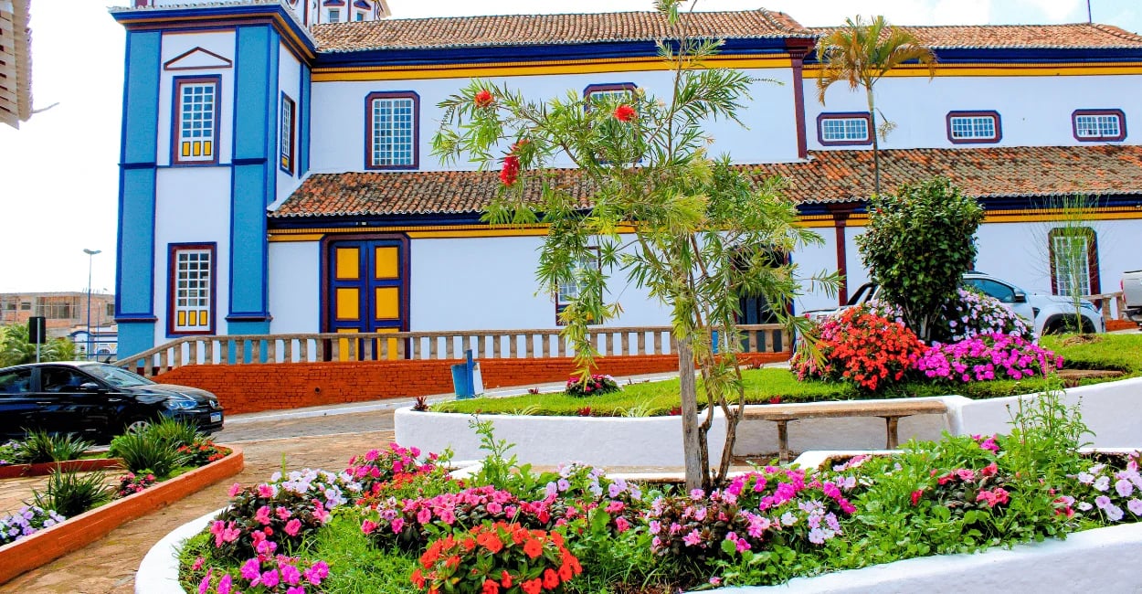 Jardim florido em frente à Igreja Matriz de Datas, Minas Gerais, no centro histórico