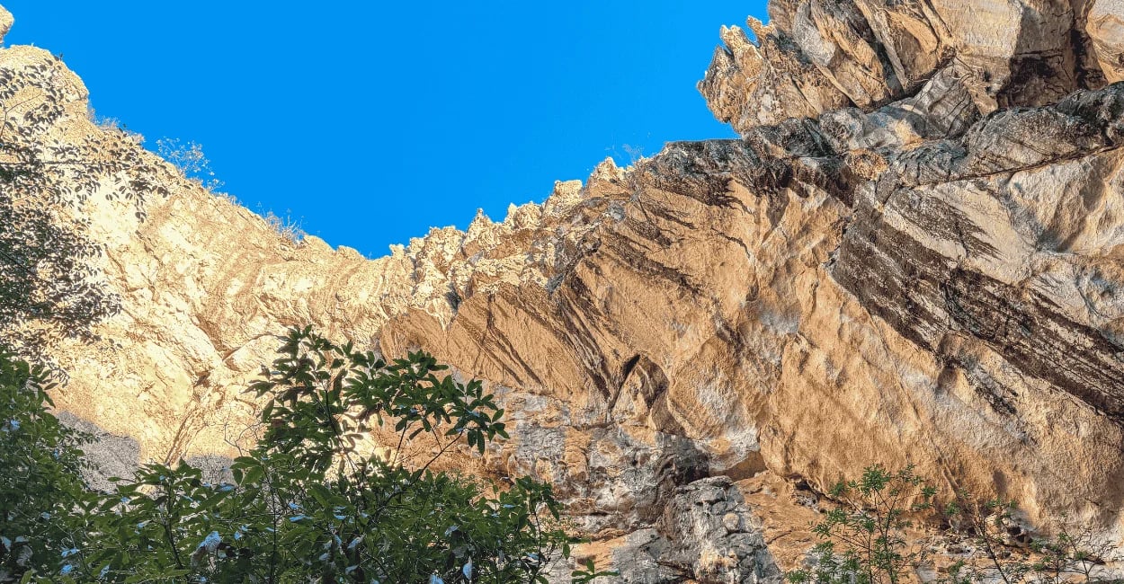 Detalhes das estrias e formações de pedra calcária do imponente paredão da Gruta do Salitre, MG