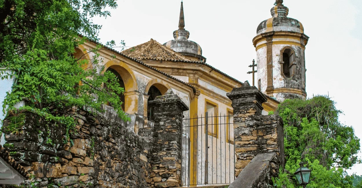 Vista do fundo da Igreja de São Francisco de Assis em Ouro Preto, com detalhes de pedra sabão