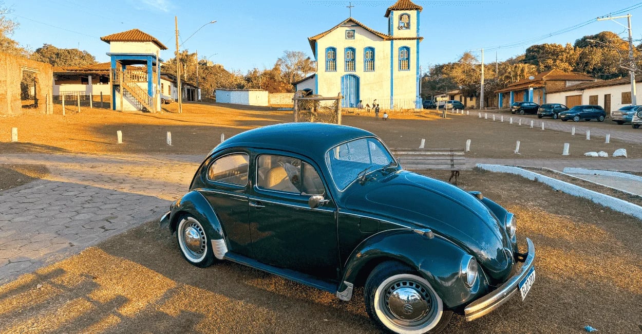 Praça de Extração em Diamantina MG com Fusca antigo em primeiro plano e igreja matriz do