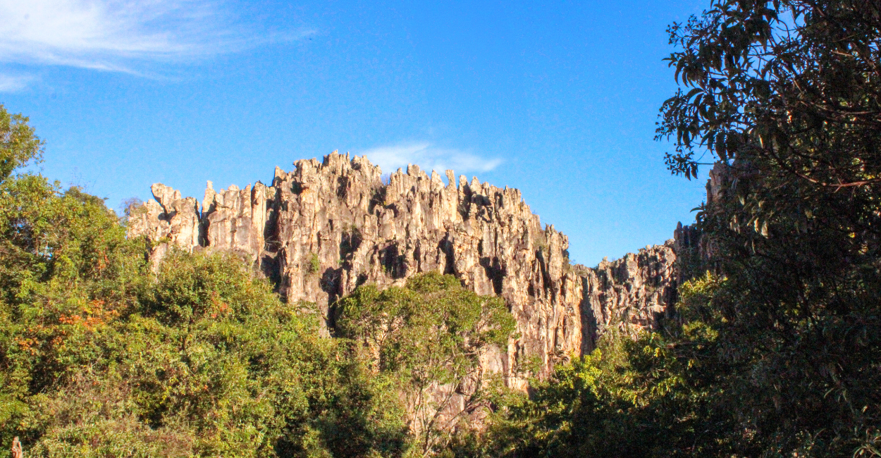 Gruta do Salitre com os seus paredões e vegetação em Minas Gerais, ponto turistico de Diamantina