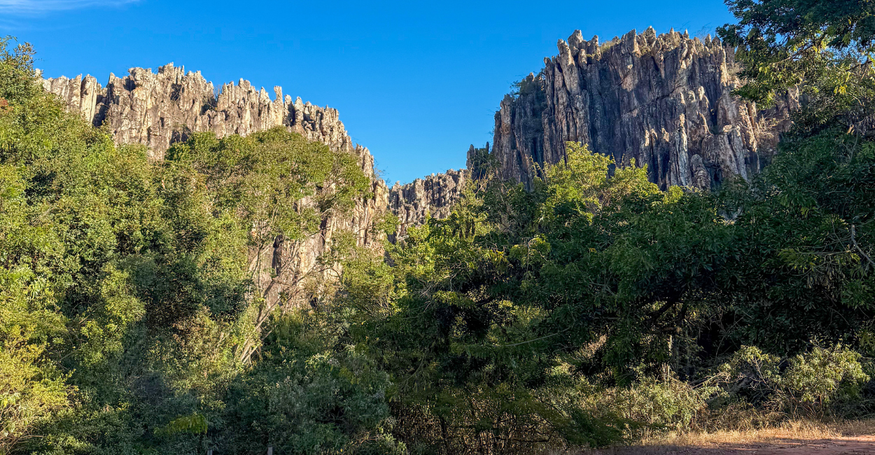Gruta do Salitre com os seus paredões e vegetação em Minas Gerais, ponto turistico de Diamantina