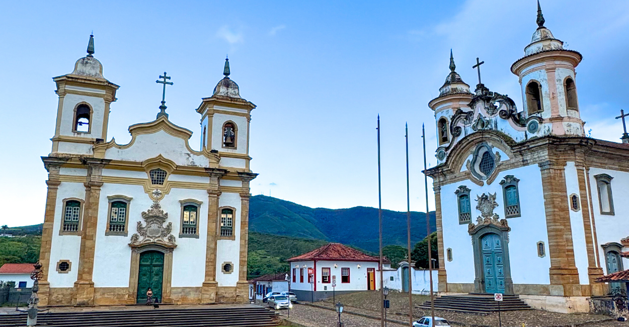 Igrejas Gemeas na praça Minas Gerais, em Mariana, primeira capital e cidade de Minas Gerais