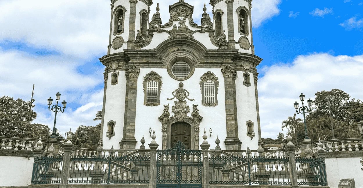 Vista externa da Igreja de São Francisco de Assis em São João del Rei, céu azul e com nuvens