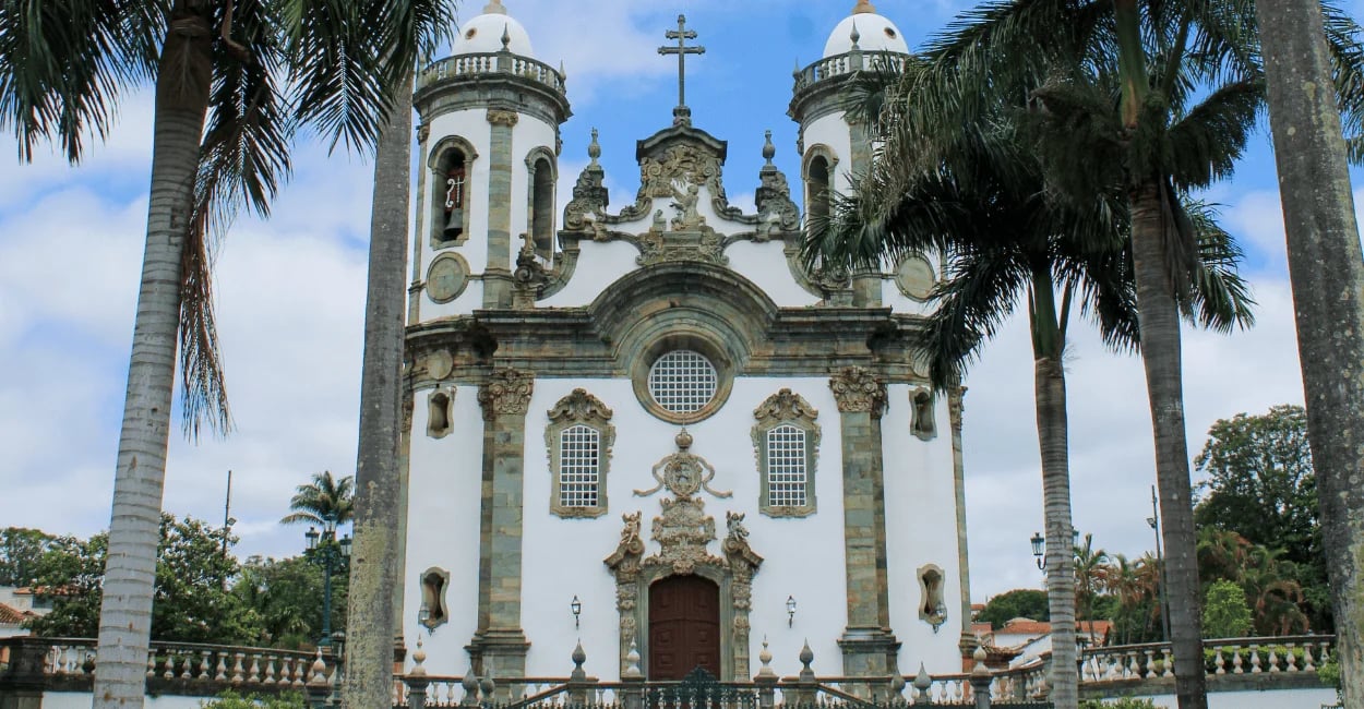 Igreja de São Francisco de Assis em São João del-Rei com fachada barroca, palmeiras e detalhes colon