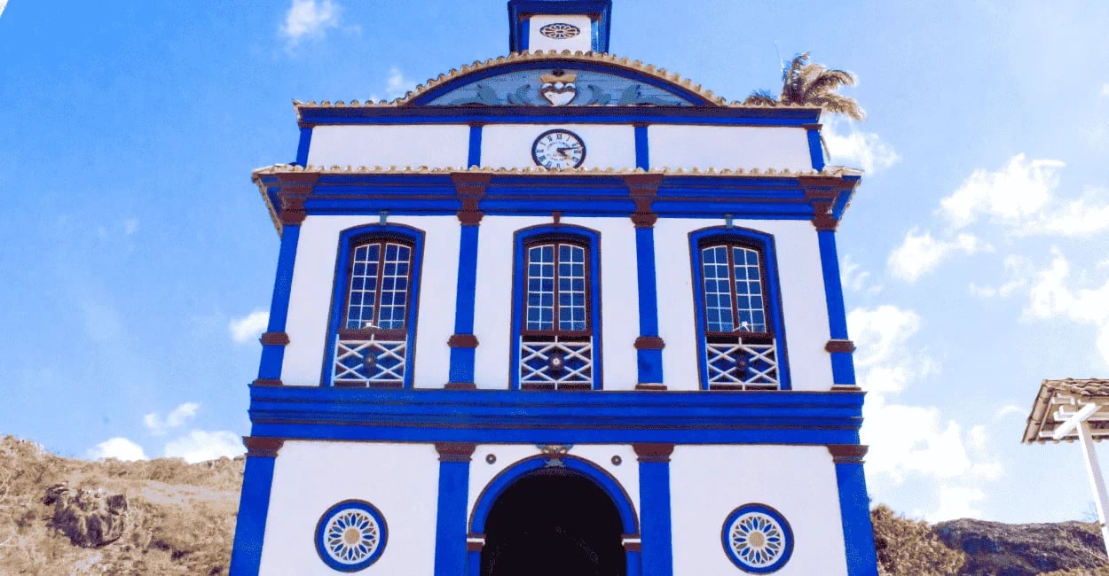Igreja do Sagrado Coração de Jesus, cor branca e azul na Vila do Biribiri