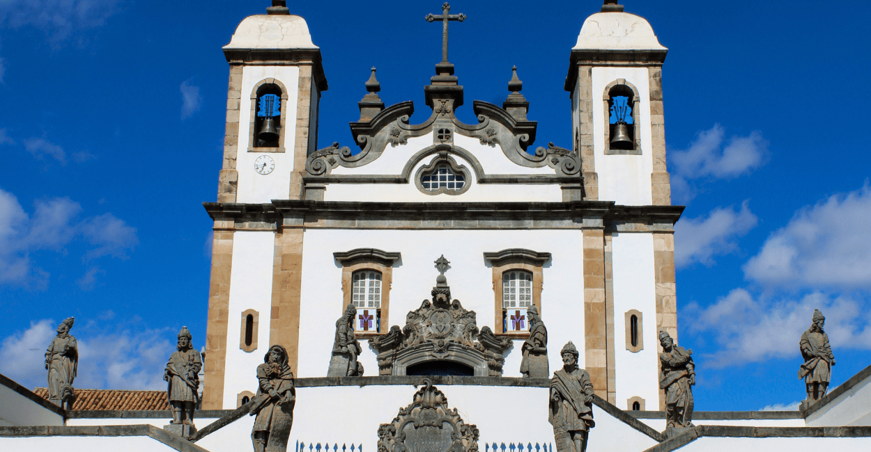 Vista Externa da Igreja dos Doze Profetas na Praça do Santuário em Congonhas