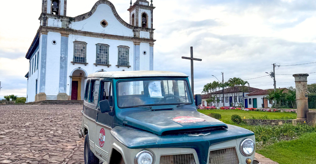 Igreja histórica e carro antigo no centro turistico da cidade turistica de Catas Altas, MG