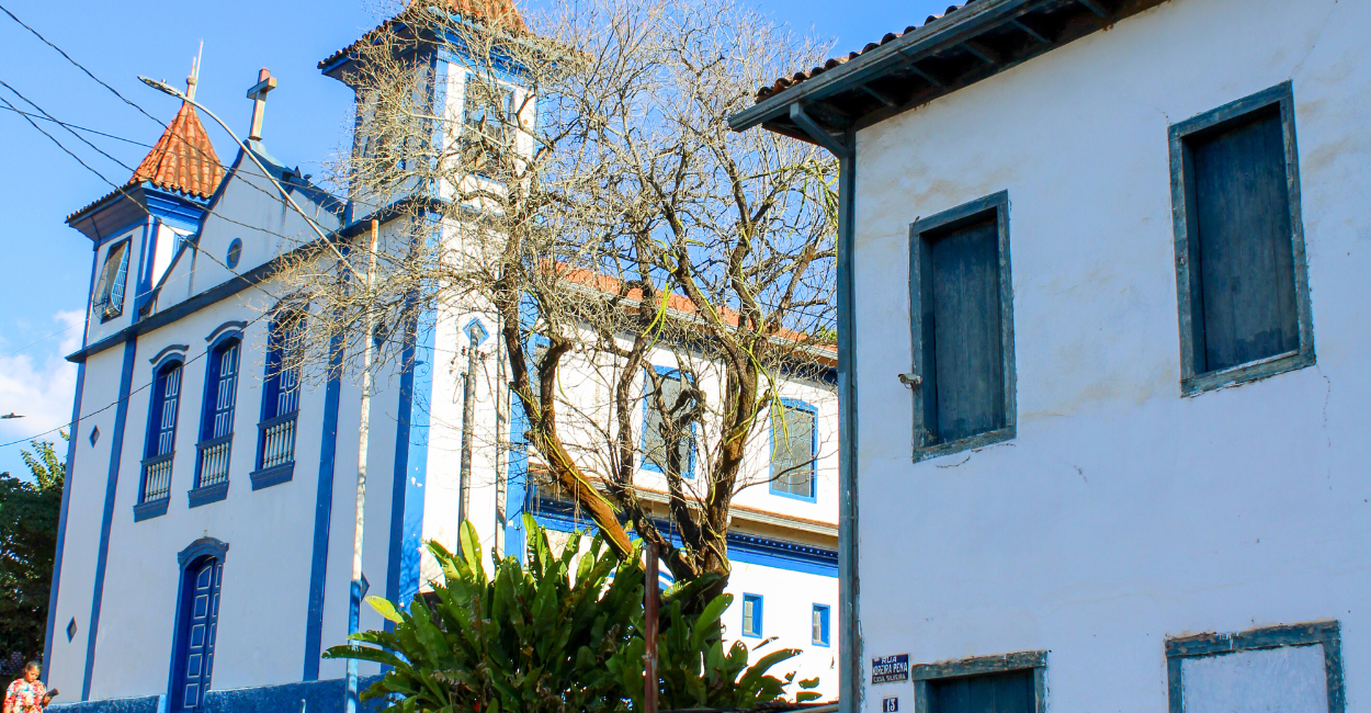 Igreja Matriz com arquitetura barroca e uma Casa no centro turistico de Ipoema, Minas Gerais