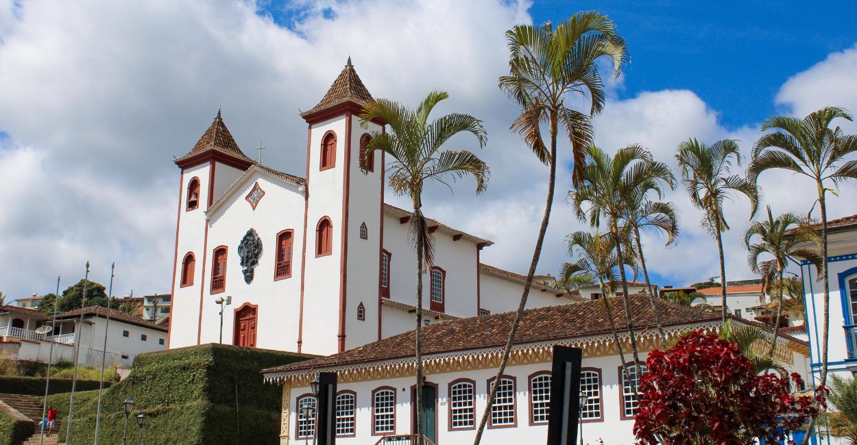Igreja, árvores e casas histórica na cidade turistica de Serro, MG
