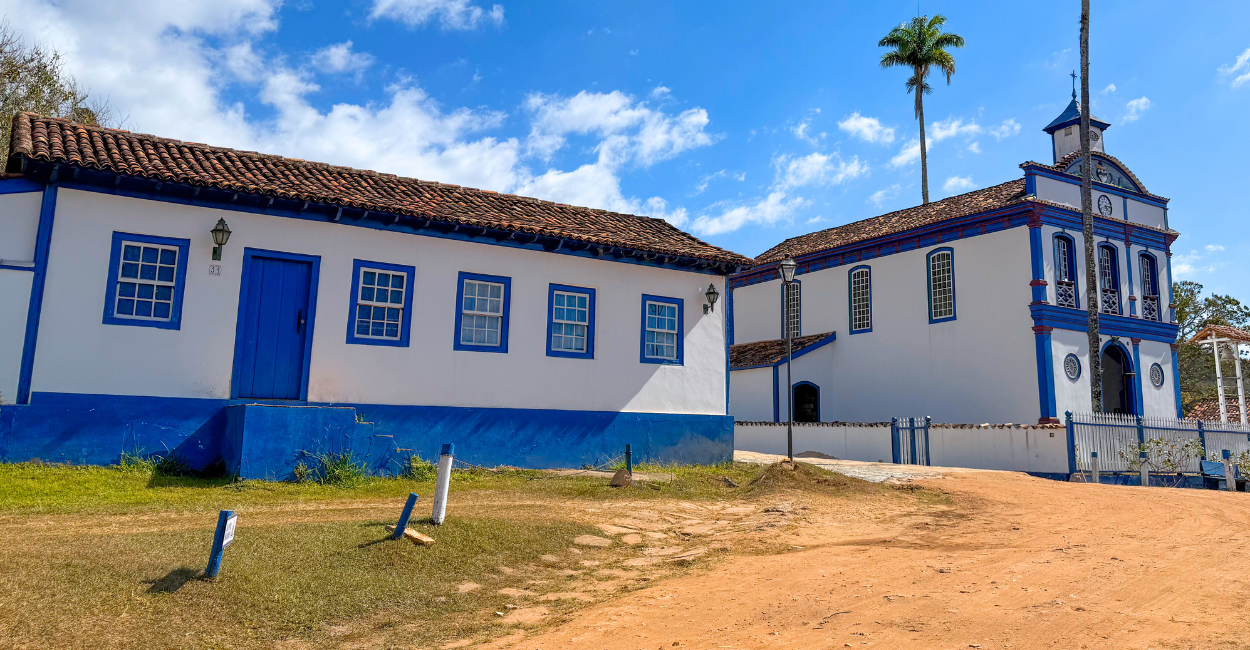 Casa histórica e igreja histórica na Vila do Biribiri, em Diamantina, MG