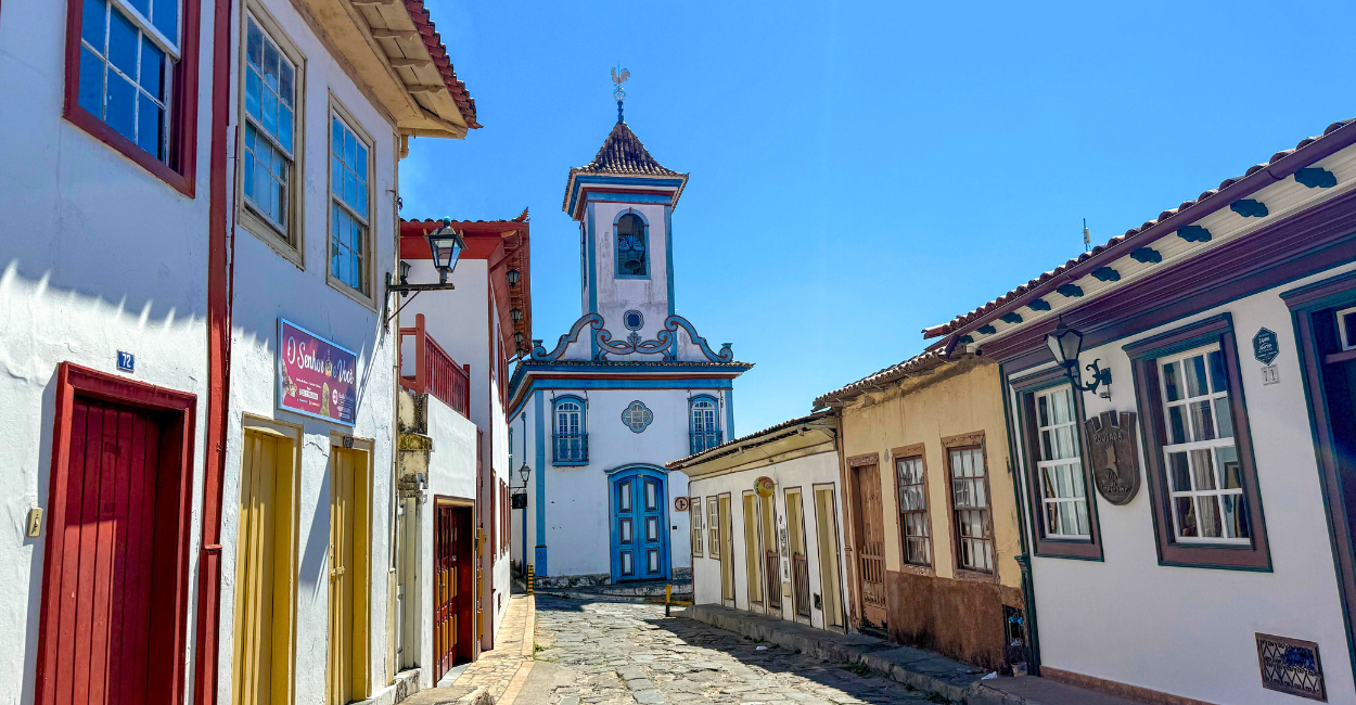 Igreja ao fundo e um corredor de casas histórica na cidade turistica de Diamantina MG