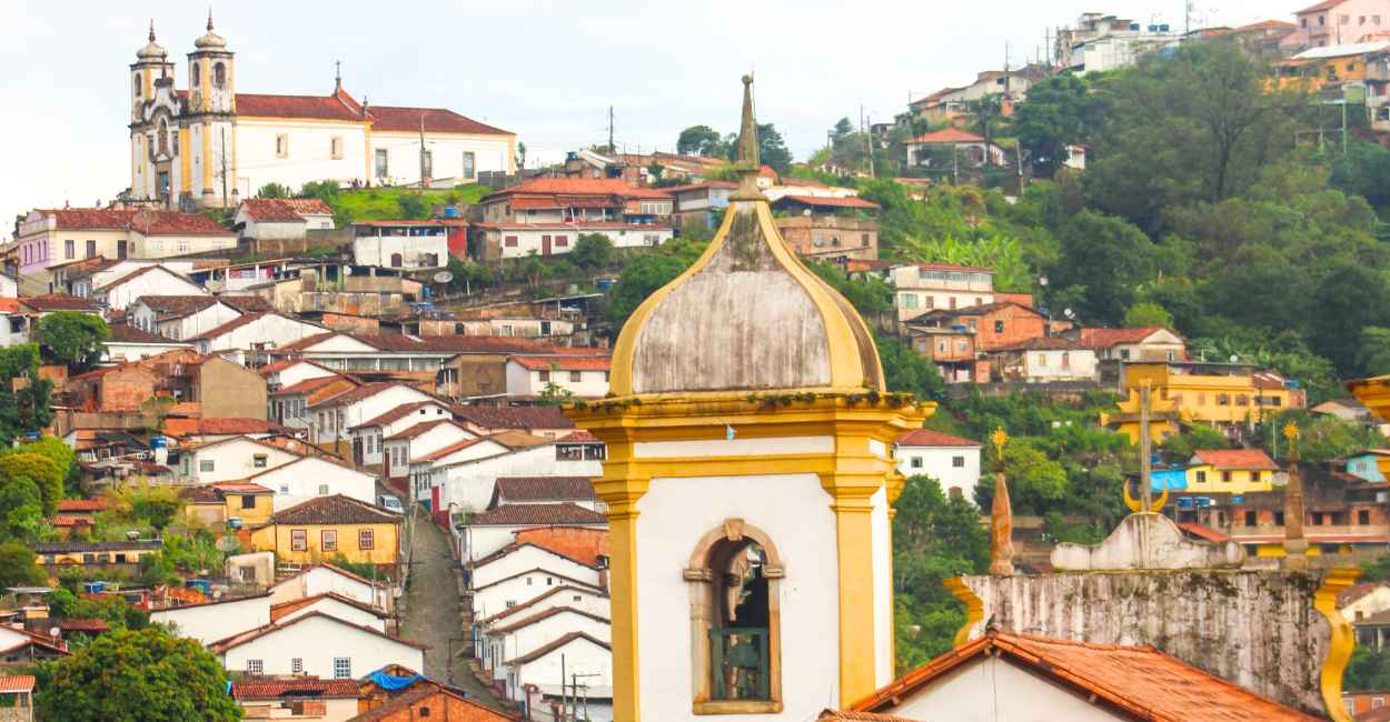 Igrejas, ladeira e casas históricas em Ouro Preto, Minas Gerais