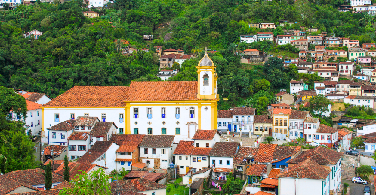 Igreja histórica e casas históricas em Ouro Preto Minas Gerais