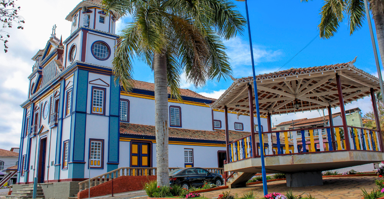 Igreja histórica com lindas pinturas e um coreto na praça turistica de Datas, Minas Gerais