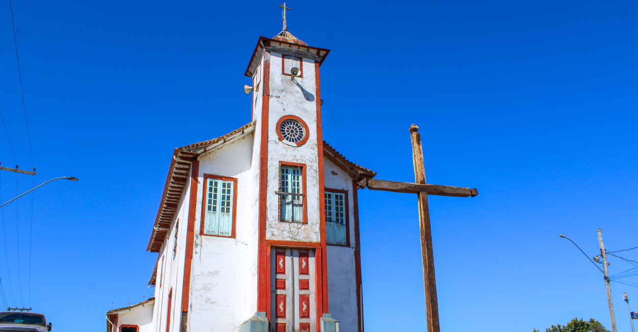 Uma igreja histórica e barroca, com uma cruz, em Alvorada de Minas, destino turistico mineiro