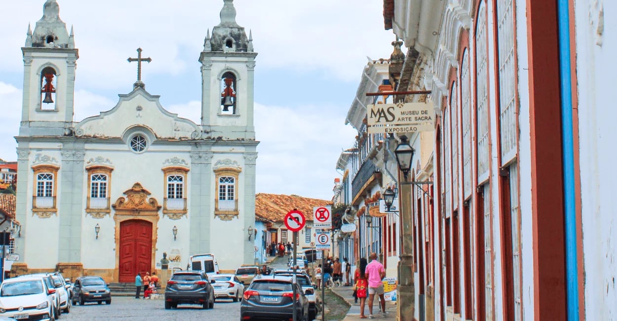 Igreja histórica e rua com casario colonial em São João del Rei MG no centro antigo