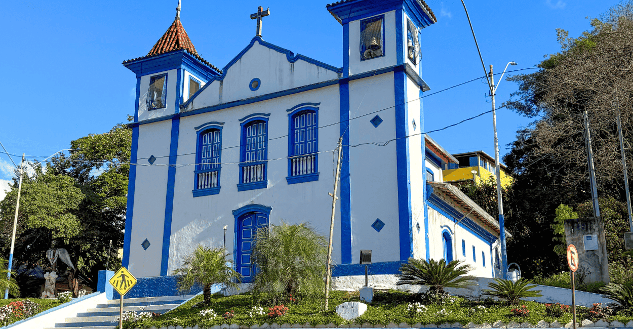 Igreja matriz e histórica com cores azul e branca em Ipoema, distrito turistico de Itabira MG
