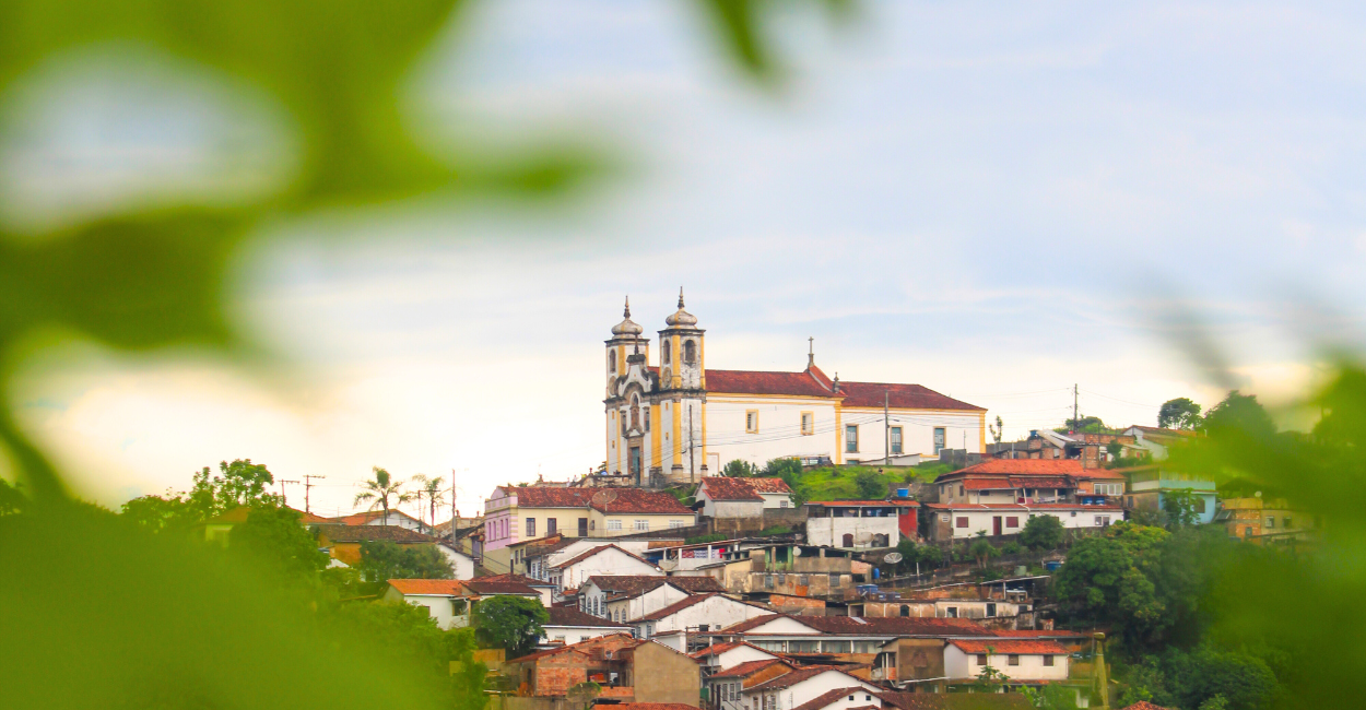 Igreja histórica e casas em uma ladeira na cidade turistica de Ouro Preto, em Minas Gerais