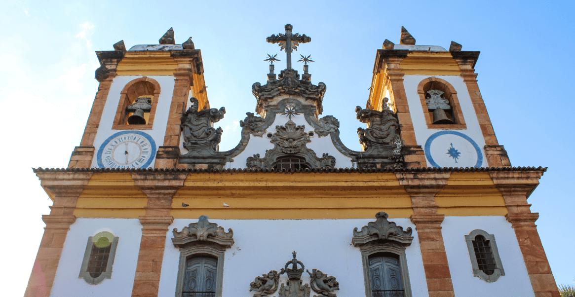 Igreja com detalhes em Pedrão Sabão, faixada externa de igreja barroca em Sabará MG