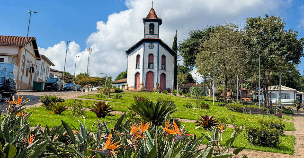 Capela histórica e um jardim em Santa Bárbara, cidade histórica e turistica de Minas Gerais