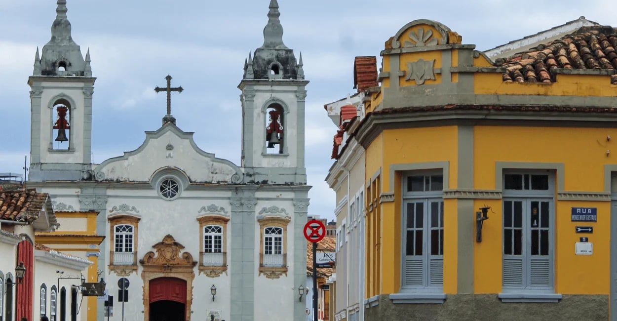 Igreja histórica com torres sineiras e casarões coloniais no centro de São João del-Rei MG